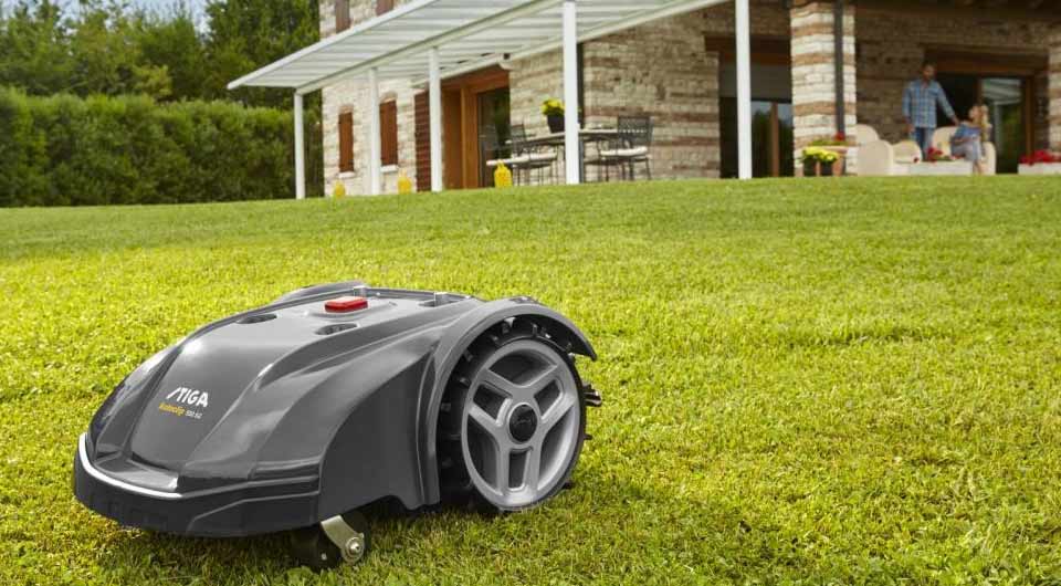 koszenie trawnika z użyciem robota do koszenia autoclip